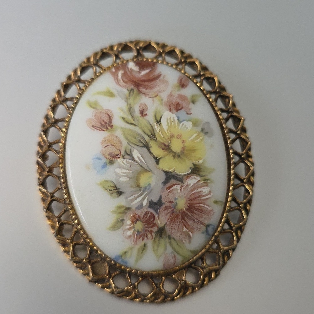 Vintage Giovanni Rose Brooch – Signed Goldtone Floral PinThis elegant vintage